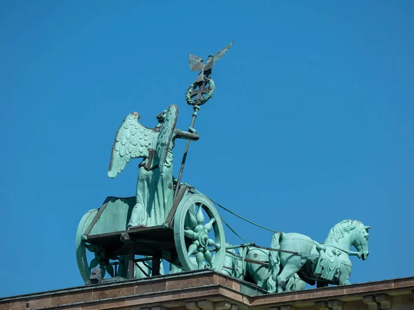A Quadriga do Portão de Brandemburgo Contra um Céu Azul Em Berlim, Alemanha — Fotografia de Stock
