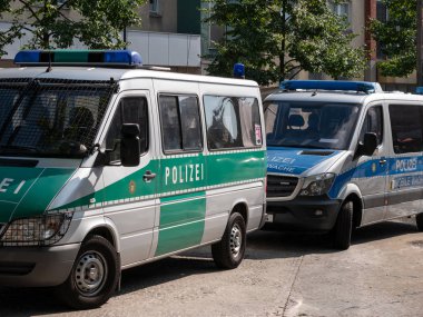 Eski yeşil polis arabası ve yeni mavi polis arabası, Berlin, Almanya