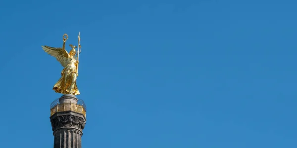 ドイツ ・ ベルリンの戦勝記念塔の上にビクトリアの黄金の像 — ストック写真