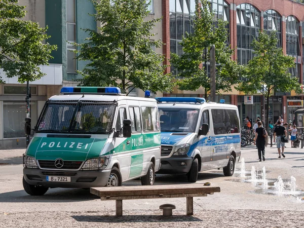 Vieille voiture de police verte et nouvelle voiture de police bleue à Berlin, Allemagne — Photo