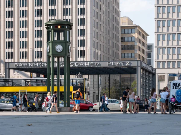 People And Traffic At The Clock At Famous Potsdamer Platz In Berlin In Summer — Stock Photo, Image