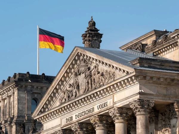 Concetto di politica tedesca: bandiera tedesca sull'edificio del Reichstag — Foto Stock