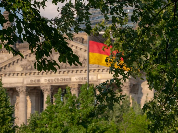 Germania Concetto politico: bandiera tedesca di fronte all'edificio del Reichstag — Foto Stock