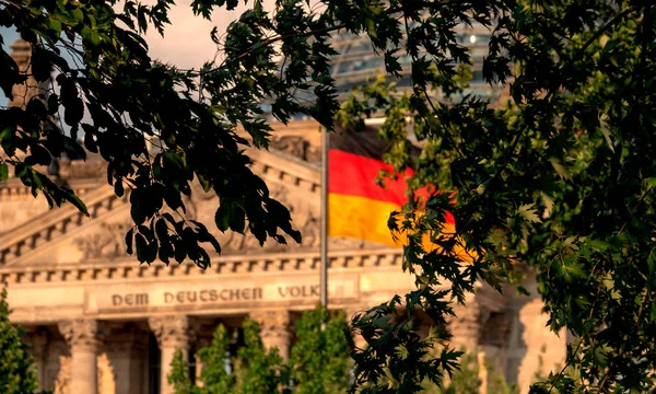 德国政治理念: 德国在国会大厦前的旗帜 — 图库照片
