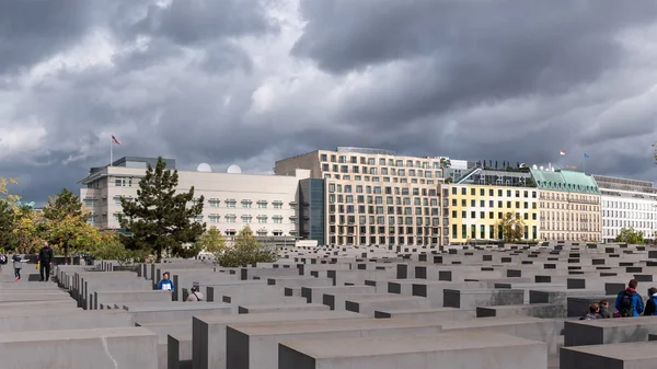 У мемориала убитым евреям Европы в Берлине, Германия — стоковое фото