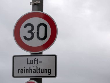 Trafik işareti hız limiti 30 Luftreinhaltung, Alman dilinde anlamı hava kirliliği kontrolü için Berlin