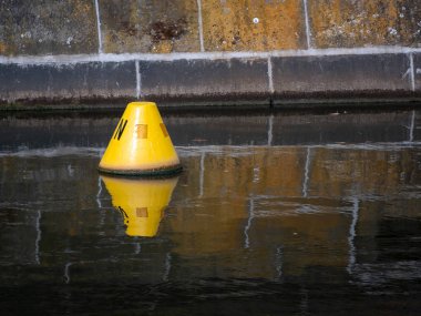 Sarı şamandıra Berlin bir kanalda yüzen