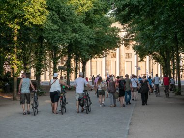 Berlin, Almanya - 4 Ağustos 2018: Brandenburg Kapısı, Berlin, Almanya için Tiergarten Parkı içinde yürüyen turist