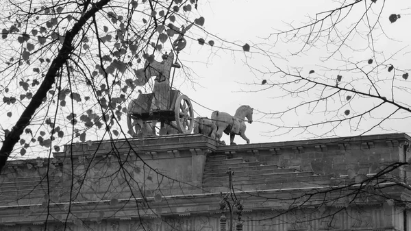 白と黒、ドイツのベルリンのブランデンブルク門秋の後ろの Quadriga 葉します。 — ストック写真