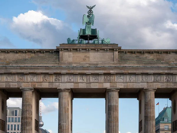 La Quadriga della Porta di Brandeburgo contro un cielo nuvoloso con torre TV sullo sfondo A Berlino, Germania — Foto Stock