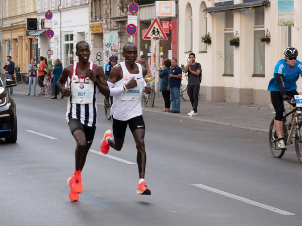 El corredor keniano Eliud Kipchoge alcanza el récord mundial en la maratón de Berlín 2018 —  Fotos de Stock