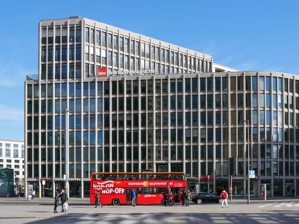 Roter Touristenbus am Potsdamer Platz in Berlin — Stockfoto