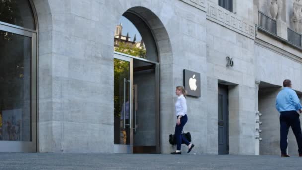 Müşteriler girişinde Apple Store, Berlin, Almanya — Stok video