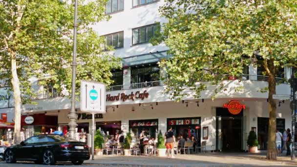 La gente y el tráfico en frente de Hard Rock Café en la calle Kudamm en Berlín — Vídeo de stock