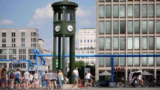 La gente y el tráfico en el reloj en la famosa Potsdamer Platz en Berlín en verano — Vídeos de Stock