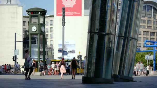 Lidé a provoz na hodiny na slavné Potsdamer Platz v Berlíně v létě — Stock video