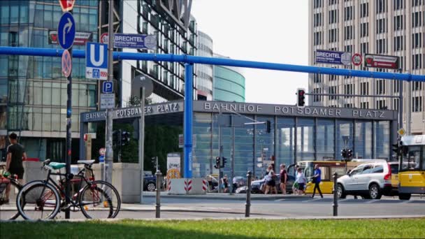 At Traffic Lights at Famous Potsdamer Platz in Berlin In Summer — стоковое видео