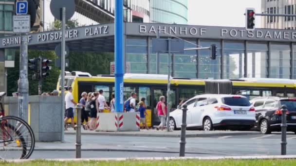 At Traffic Lights at Famous Potsdamer Platz in Berlin In Summer — стоковое видео