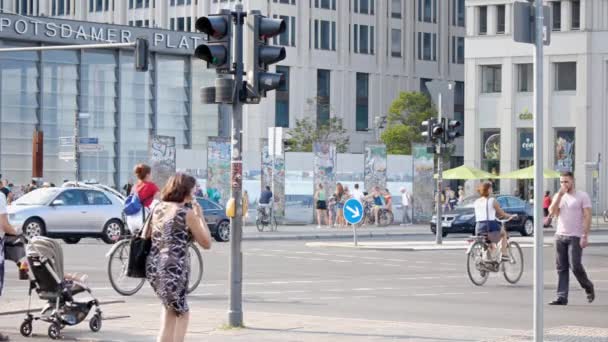 Στα φώτα τροχαίας στη διάσημη πλατεία Potsdamer Platz, στο Βερολίνο το καλοκαίρι — Αρχείο Βίντεο