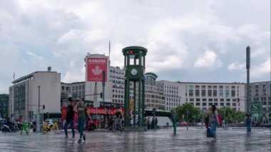 Zaman atlamalı: İnsanlar ünlü Potsdamer Platz de Berlin Yaz aylarında bir yağmurlu günde