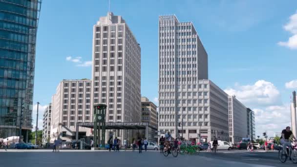 Time Lapse: La gente y el tráfico en la famosa Potsdamer Platz en Berlín — Vídeo de stock