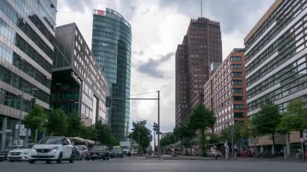 Time-lapse: Verkeer op de Potsdamer Platz In Berlijn, Duitsland op een regenachtige dag — Stockvideo