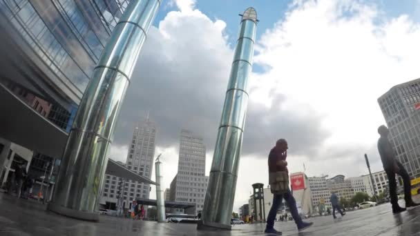 Tidsfördröjning: Människor på berömda Potsdamer Platz i Berlin efter regn i sommar — Stockvideo