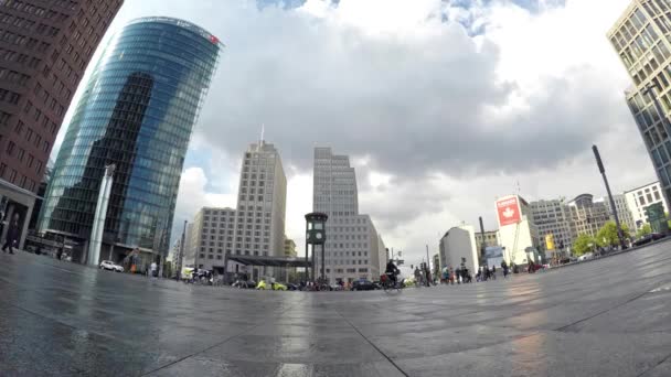 Časová prodleva: Lidé na slavné Potsdamer Platz v Berlíně po dešti v létě — Stock video