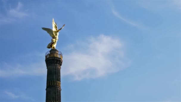 Time Lapse: La columna de la victoria en Berlín, Alemania contra un cielo azul nublado — Vídeo de stock