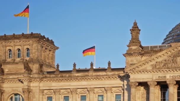 Bandiere tedesche che sventolano nel vento al Reichstag di Berlino, Germania — Video Stock