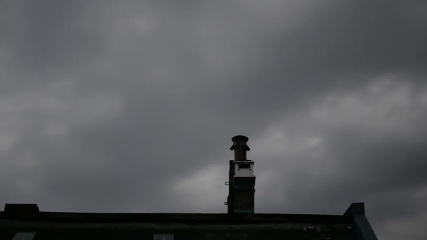 Time lapse : Cheminée devant un ciel nuageux très sombre avec des nuages en mouvement rapide — Video