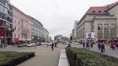 Zaman atlamalı: Trafik Kadewe Berlin Kudamm adlı Kurfuerstendamm Caddesi üzerinde
