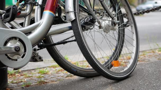 Conceito de tráfego urbano: Close-up de bicicletas na frente de uma rua, foco selecionado — Vídeo de Stock