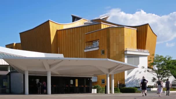 Entrée de la célèbre Philharmonie berlinoise à Berlin, Allemagne — Video