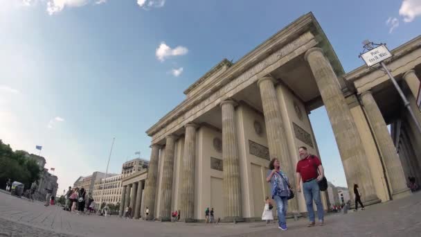 Fish-Eye Time Lapse: Turistas en Brandenburger Tor en Berlín, Alemania — Vídeo de stock