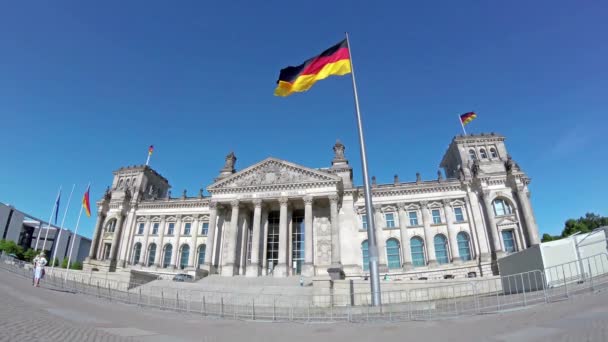 Bandera alemana frente al Reichstag de Berlín en verano, Fish-Eye — Vídeo de stock