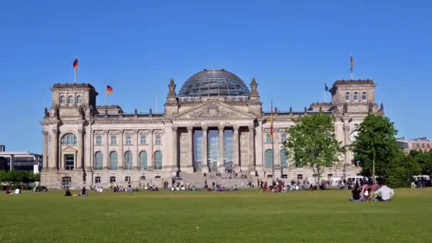 In front of The Berlin Reichstag In Summer, Time Lapse — стоковое видео