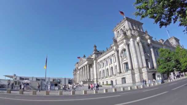 Calle frente al Reichstag de Berlín en verano, Fish-Eye — Vídeos de Stock