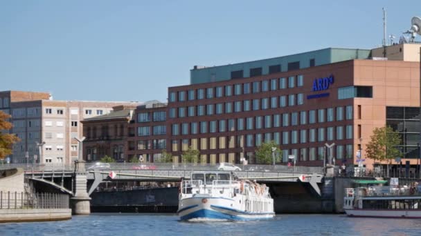 ARD-Hauptstadtstudio, hoofdstad televisiestudio, op de rivier de Spree In Berlijn — Stockvideo