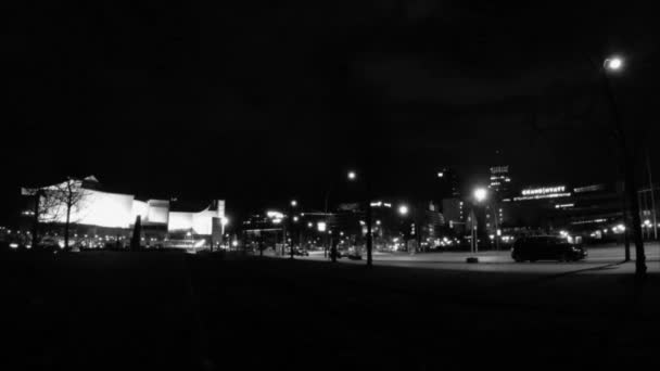 时差: 柏林波茨坦广场附近的交通在夜间, 黑色和白色 — 图库视频影像