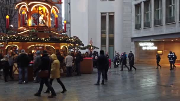 Μικρή Χριστουγεννιάτικη αγορά κοντά σε πλατεία Potsdamer Platz, στο Βερολίνο, Γερμανία — Αρχείο Βίντεο