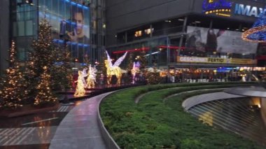 Küçük Noel pazarı kubbe altında Potsdamer Platz Berlin, Almanya