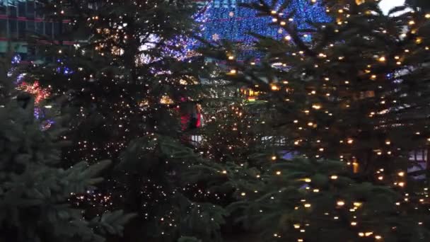 Árboles de Navidad bajo la cúpula de Potsdamer Platz en Berlín, cámara lenta — Vídeos de Stock