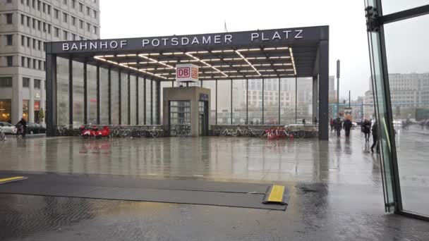 Día de invierno lluvioso oscuro en la plaza Potsdamer Platz en Berlín, Alemania — Vídeo de stock