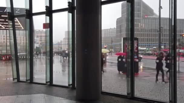 Día de invierno lluvioso oscuro en la plaza Potsdamer Platz en Berlín, Alemania — Vídeo de stock