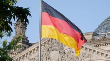 Reichstag, Berlin, Almanya rüzgarda çırpınan önünde Alman bayrağı