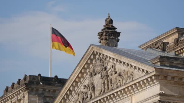 Bandera alemana sobre el Reichstag en Berlín, Alemania ondeando al viento — Vídeos de Stock