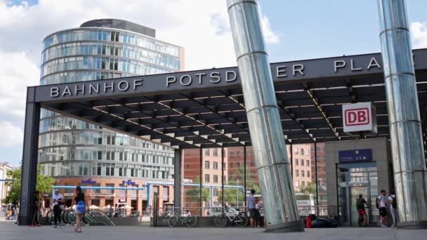 Personas en la entrada a la estación de metro Potsdamer Platz en Berlín en verano — Vídeos de Stock