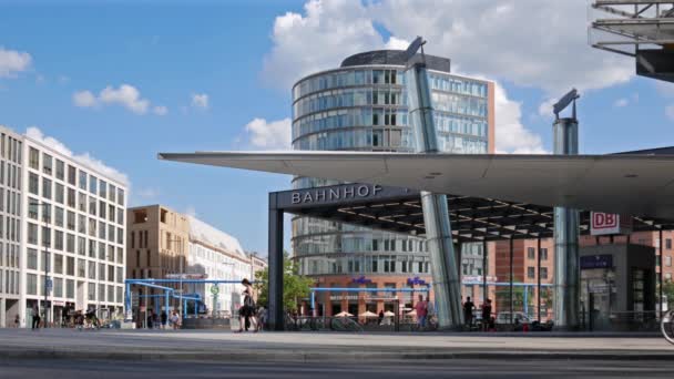 Personas en la entrada a la estación de metro Potsdamer Platz en Berlín en verano — Vídeos de Stock