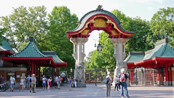 Ворота Слона, вход в Берлинский зоосад в Берлине, Германия — стоковое видео